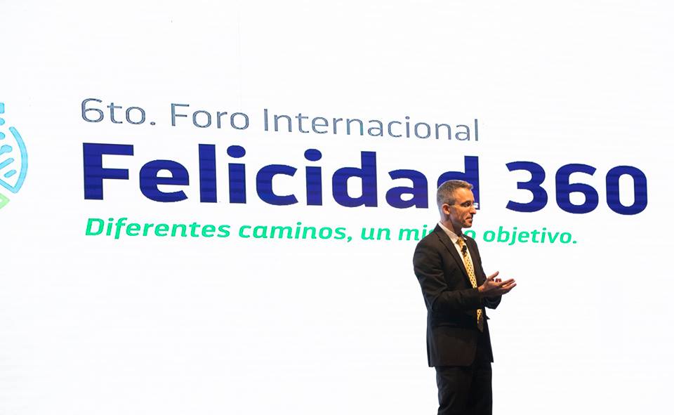 Tal Ben Shahar en el 6to Foro de la Felicidad 360, organizado por el Instituto de Ciencias de la Felicidad de Tecmilenio, en Monterrey.