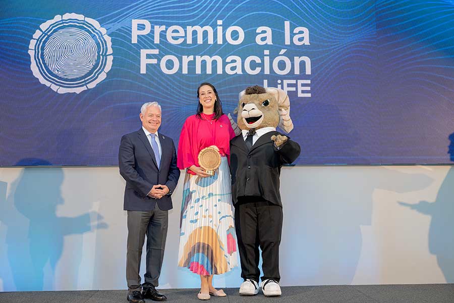 La coach Bibiana Candelas y Mario Adrián Flores, vicepresidente de la Región Monterrey del Tec