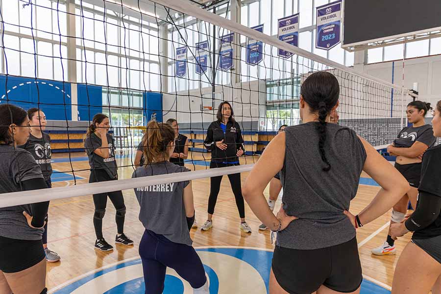 Bibiana Candelas durante un entrenamiento con el equipo de voleibol femenil