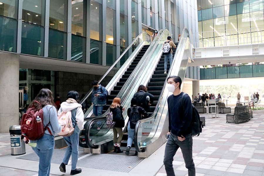 Alumnos del campus Monterrey por los pasillos de la biblioteca en el regreso a clases.