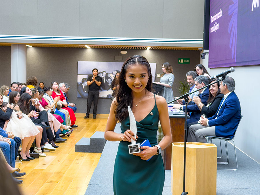 Biniza Vázquez con su Premio Mujer Tec