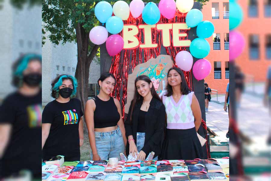 Elena (der.) participó en grupos que promueven la lectura, las acciones sociales y el emprendimiento.