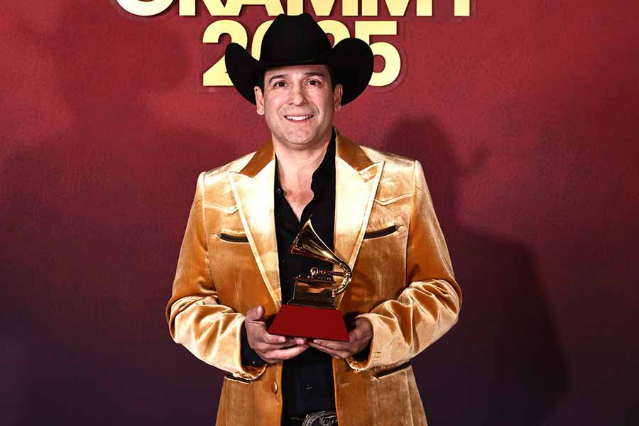 Bobby Pulido, cantante de m&uacute;sica tejana, con Grammy Latino.