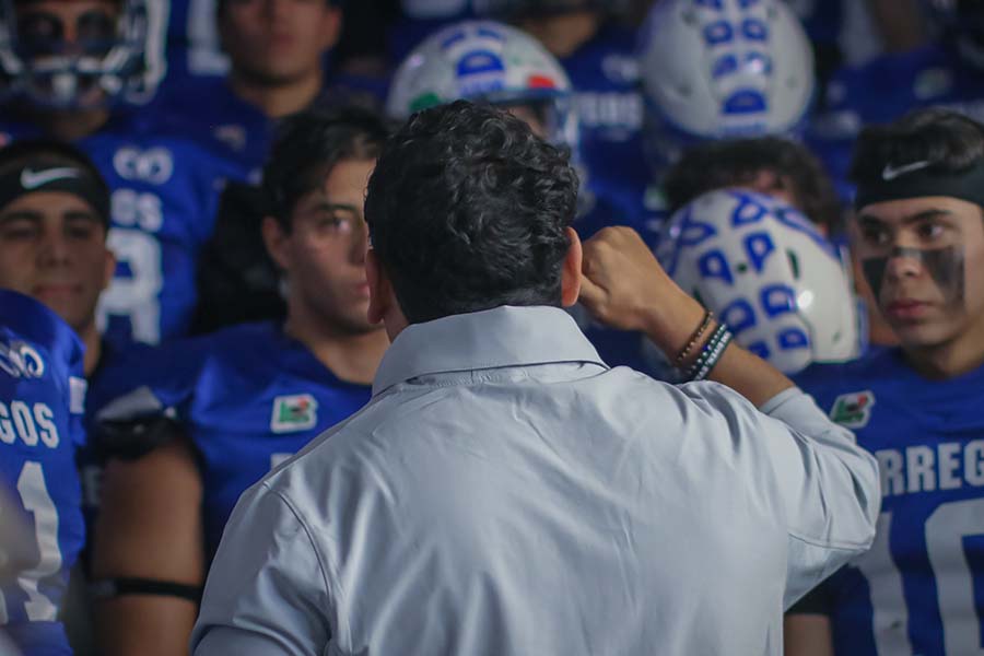 El coach de Borregos CEM, Mario Acevedo, motivando a sus jugadores.