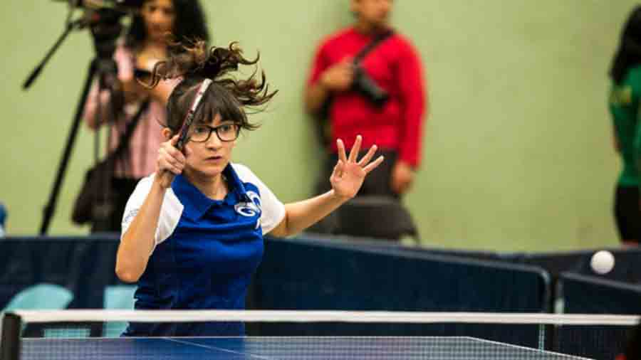 Una joven durante partido de tenis de mesa