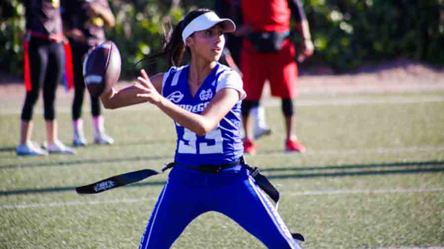 Joven lanzando un balón practicando tochito