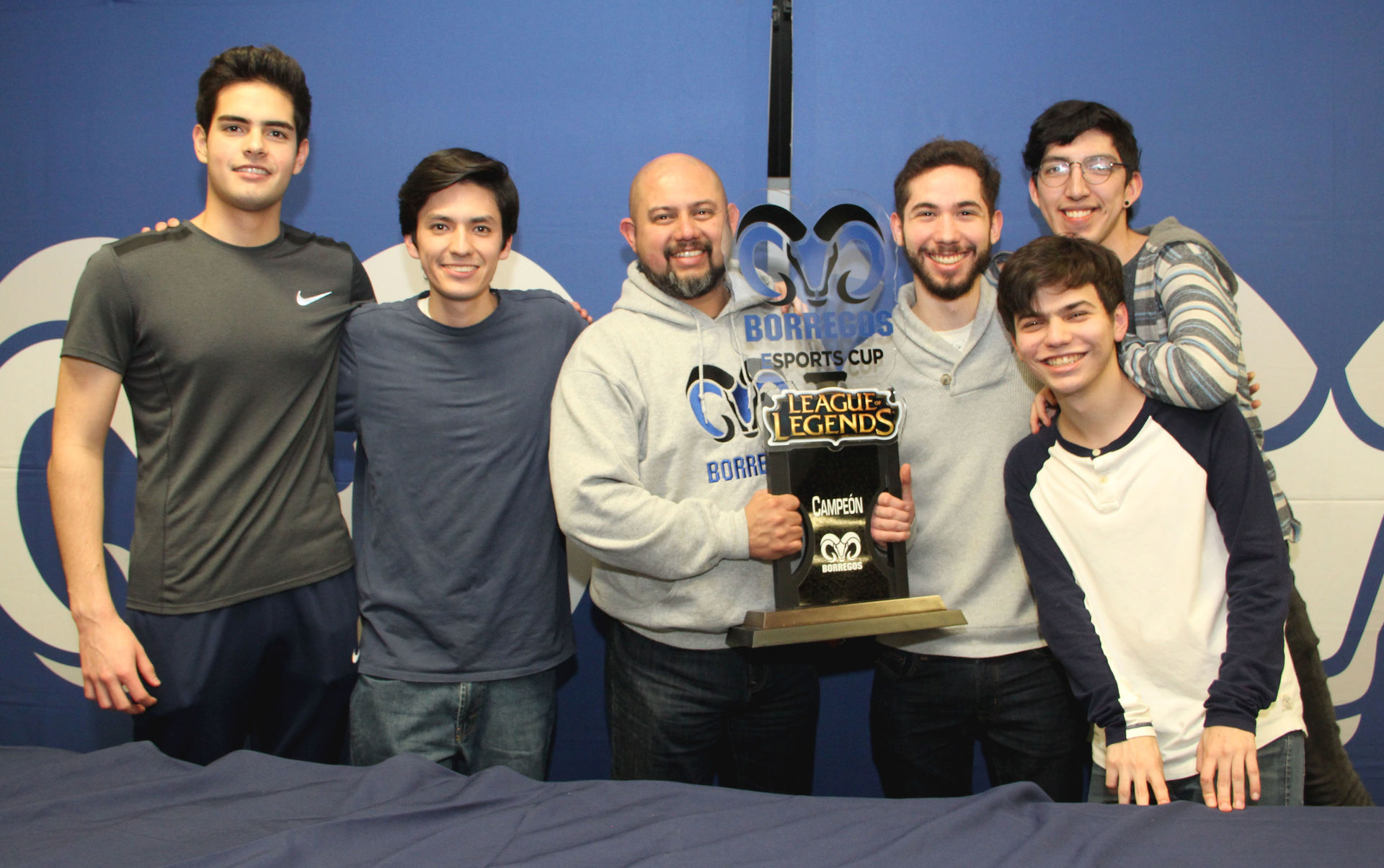 ganadores con la copa de campeón