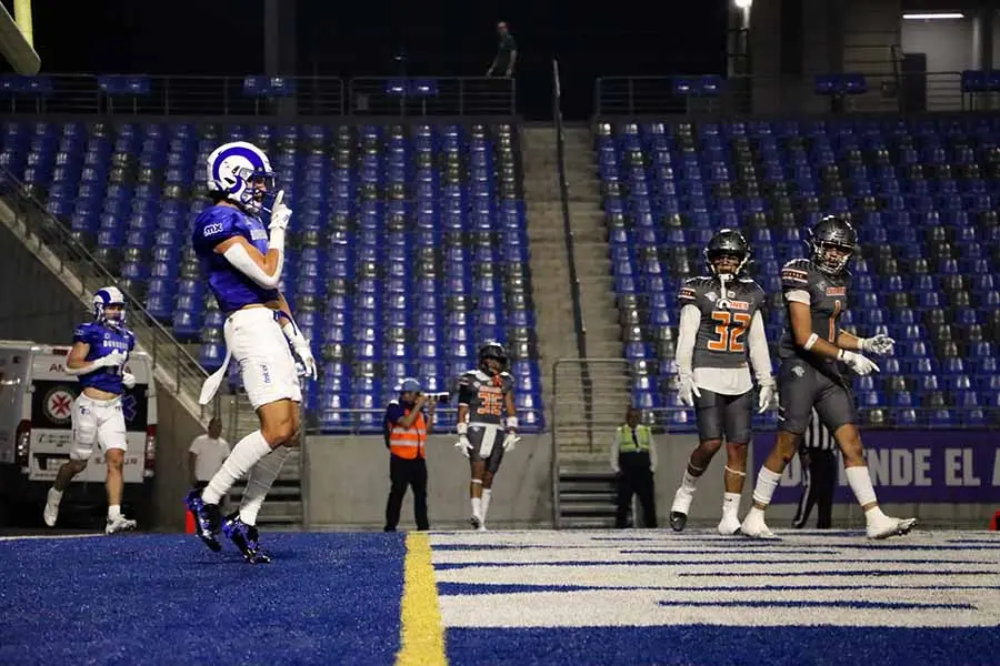 Jugador de Borregos Monterrey en partido contra Leones Anahuac.
