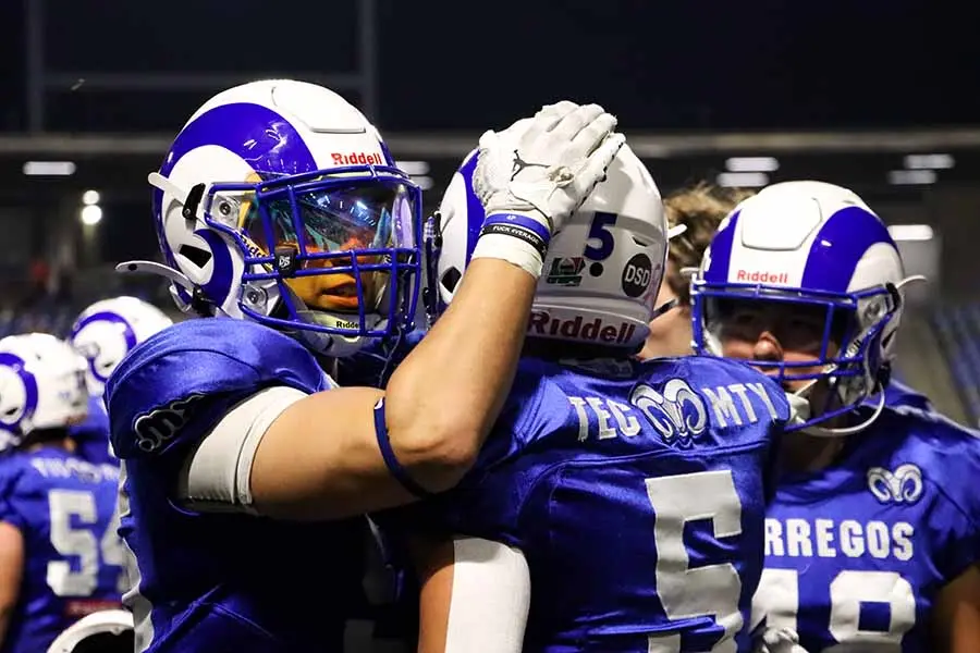 Jugadores de Borregos Monterrey festejan anotaci&oacute;n en juego de ONEFA contra Leones Anahuac. 