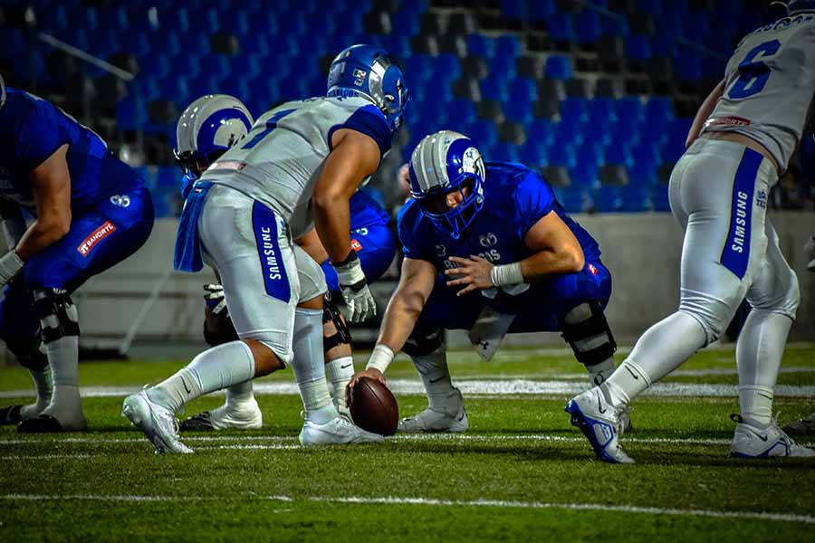 Línea ofensiva de Borregos Monterrey contra Borregos Puebla en el Estadio Banorte.