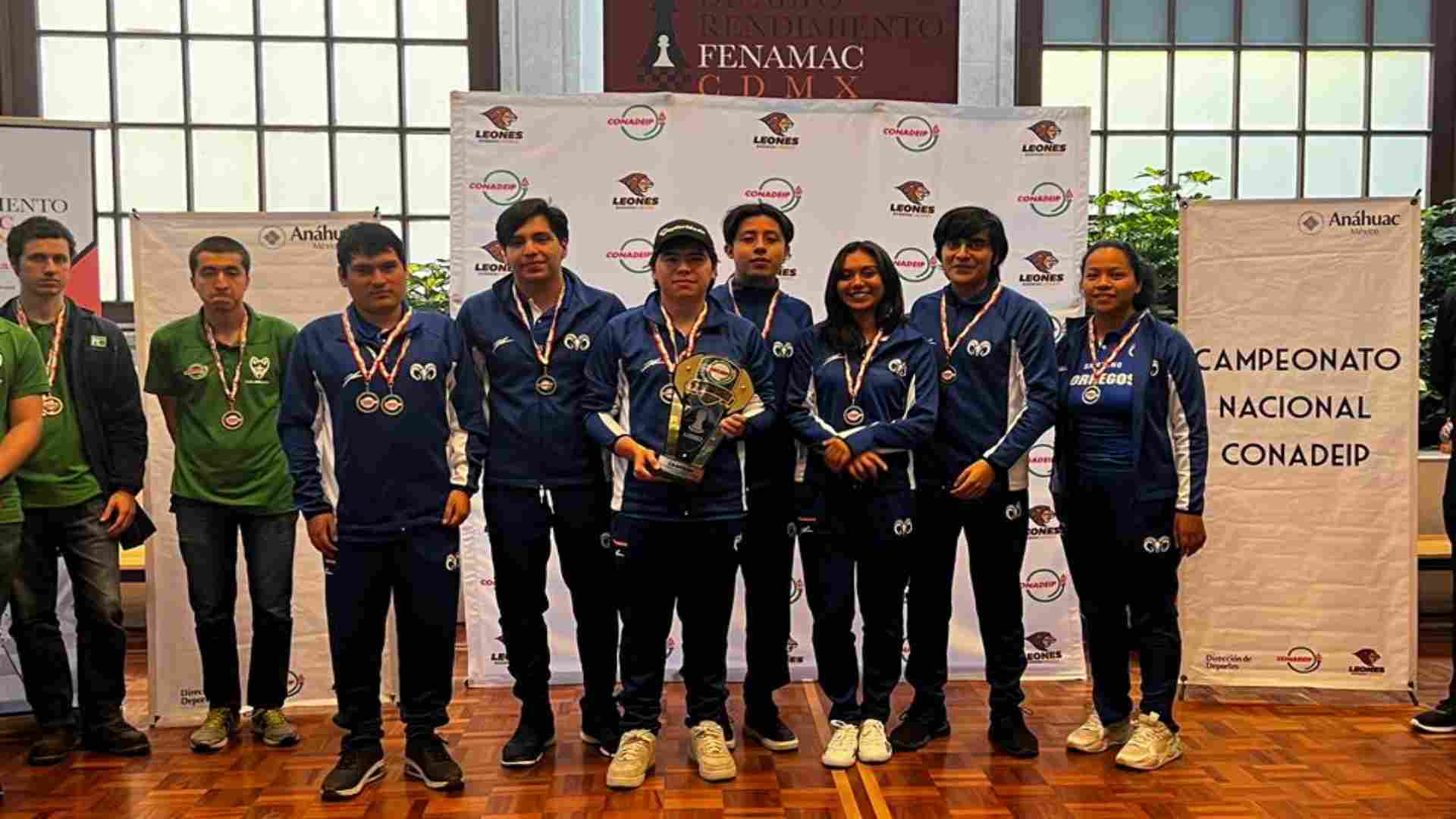 Borregos Puebla de ajedrez recibiendo el trofeo