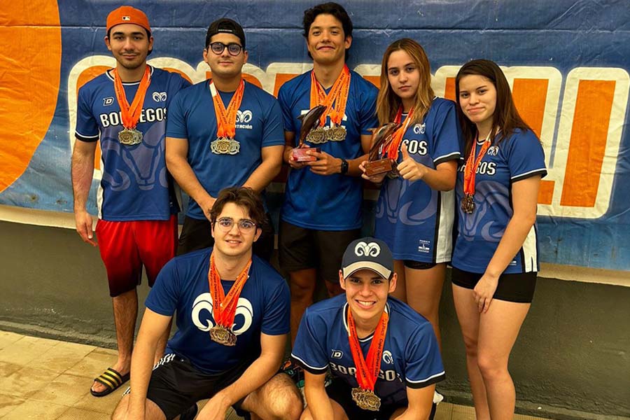 Los siete integrantes del equipo de natación del Tec Sonora posan con sus medallas.