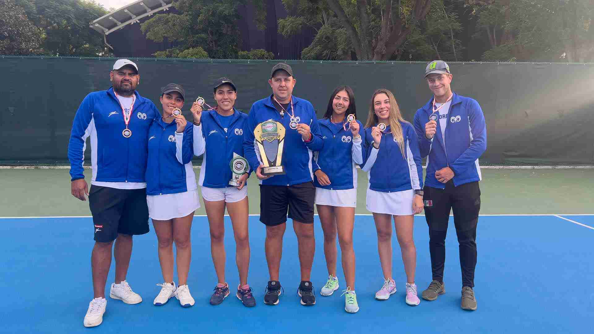 Equipo técnico y atletas en la premiación