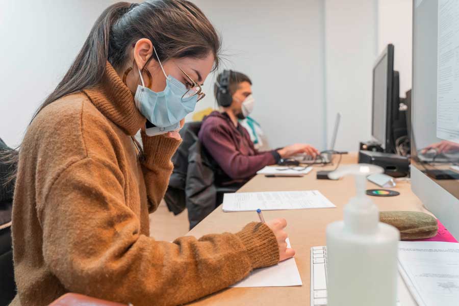 Los especialistas recomiendan estar al pendiente de la información local o regional sobre el avance de la pandemia de COVID.