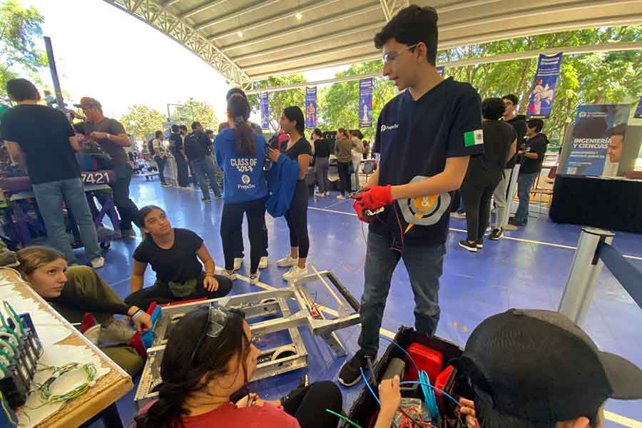 Bruno Arriola se alista para ser parte de competencia regional de FIRST Robotics Competition 2024.