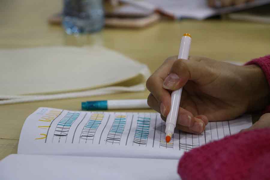 En el taller de Brush Lettering se practicaron las formas de crear nuevos estilos de letras. 