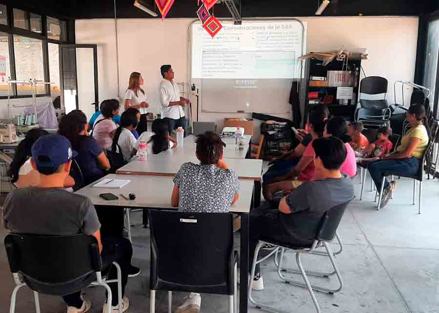 Asesoría legar a emprendedoras, impatida en Colmenas de Zapopan por el Tec Guadalajara.