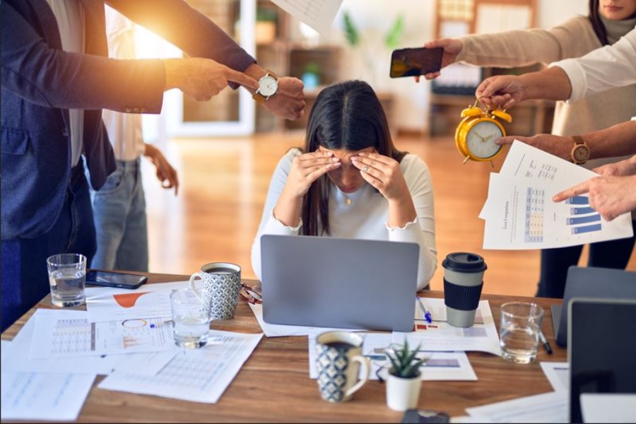 Adriana Amezcua, experta del Tec de Monterrey, explica qué es el burnout laboral y cómo prevenirlo