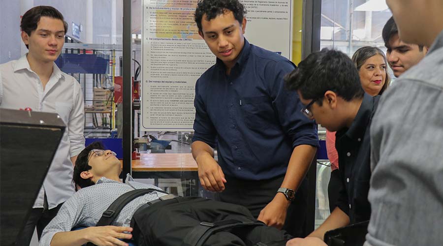 mesas de inclinación terapéuticas creadas por alumnos del Tec campus Laguna