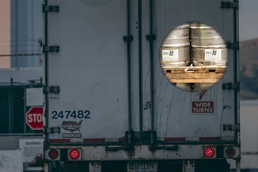 Camión transportando productos en palet de madera