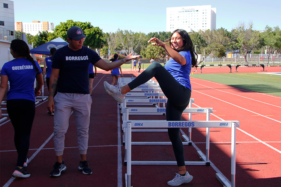 campeonas-juveniles-atletismo-entrenador-atleta-tec-campus-queretaro