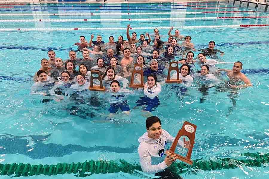 Equipos de natación del campus Monterrey y PrepaTec que ganaron el CONADEIP 2022.