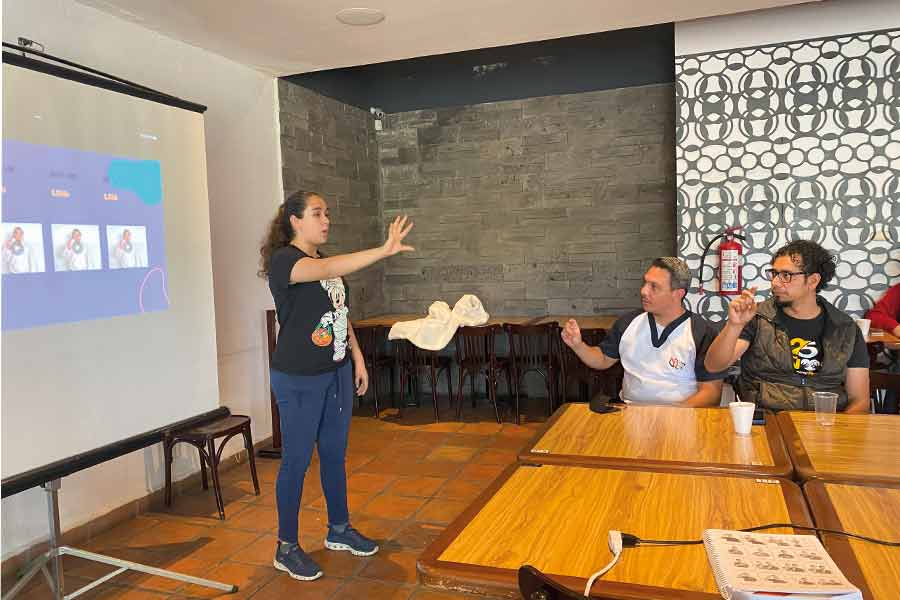 Alisson Delgado impartiendo clase de lengua de señas