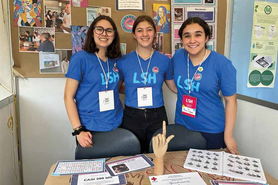 Estudiantes en el congreso Líderes con Sentido Humano