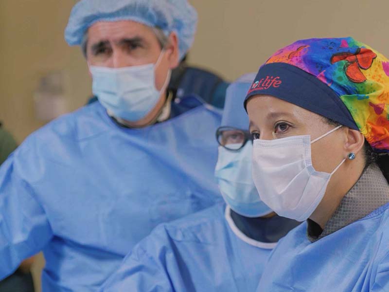 Cardiólogos intervencionistas durante procedimiento en hemodinamia.