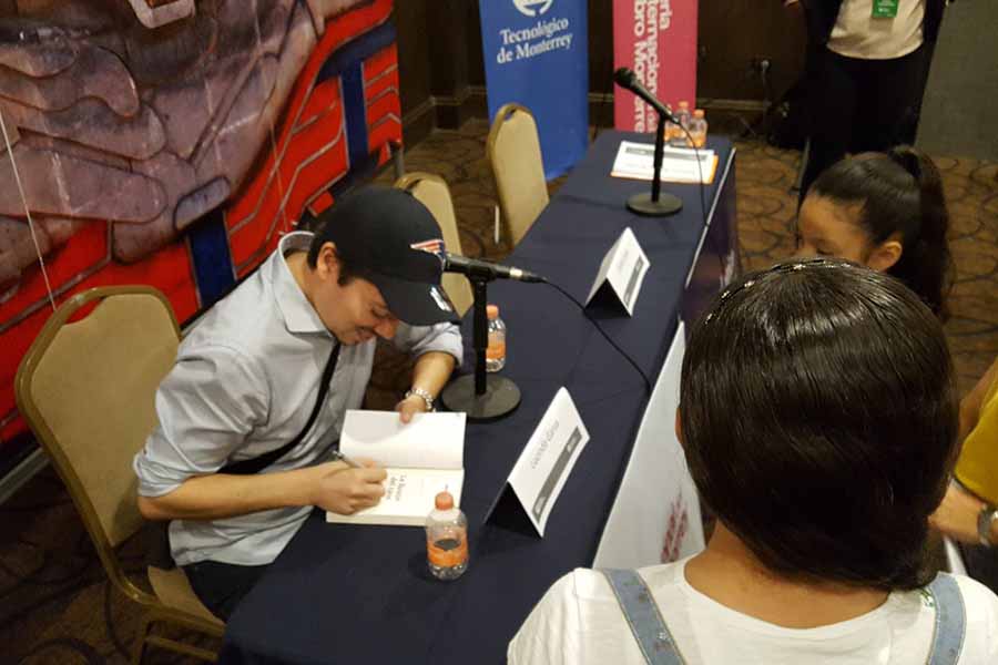 Escritor Carlos Calles en la Feria Internacional del Libro. 