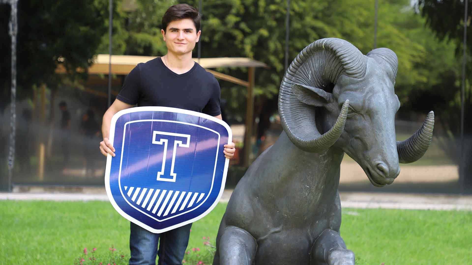 Carlos Díaz de León González, egresado de Ingeniería Industrial y de Sistemas