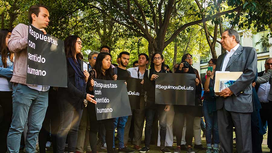 Salvador Alva, presidente del Tecnológico de Monterrey con alumnos de campus Ciudad de México