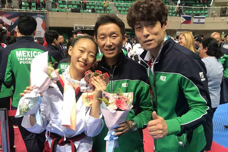 Cecilia Lee junto a sus entrenadores.