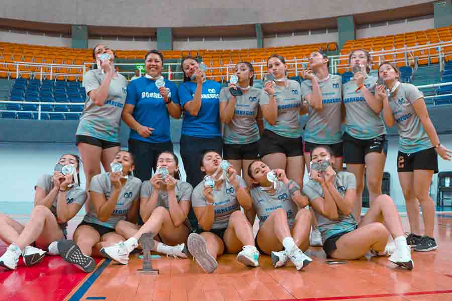 Celebración del equipo de voleibol femenil del Tec Chihuahua tras recibir la medalla de plata en la Universiada Nacional 2024