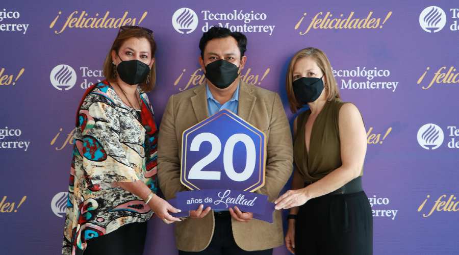 Alejandra junto a los otros dos profesores que recibieron el reconocimiento de 20 años de lealtad.