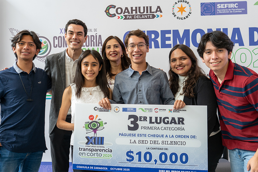 Estudiantes en ceremonia de premiación de concurso de cortometrajes.