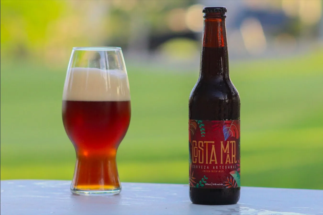 Cerveza marca Costamar "Irish Red Ale" embotellada y servida en vaso.