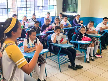 Cesia Armenta explicando a los niños de primaria el método "RULER".