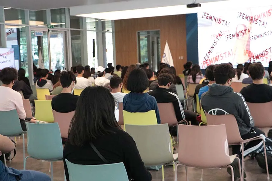 charla sobre inicio del feminismo