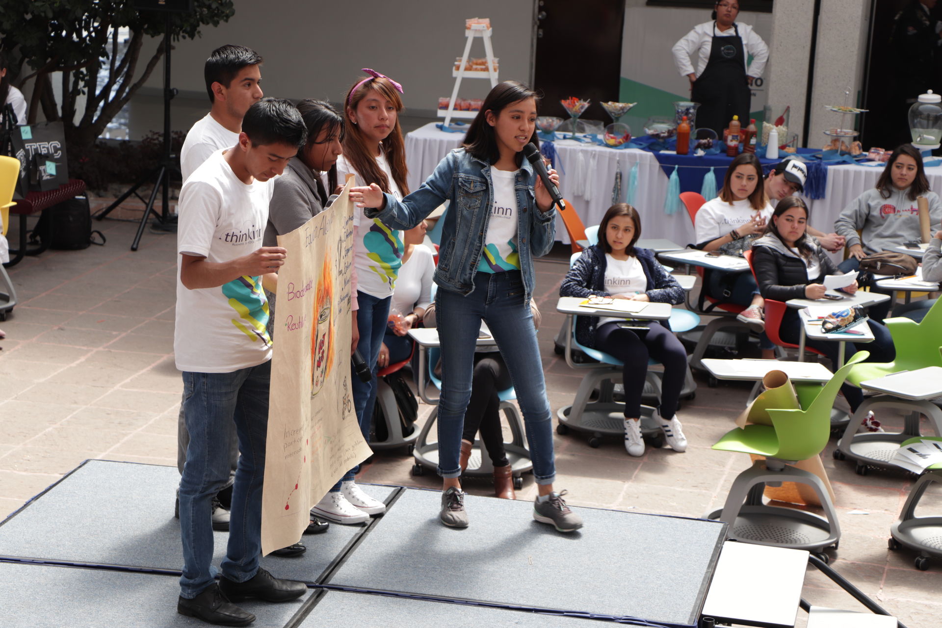 Jóvenes exponiendo sus ideas ante los jueces de Barcel