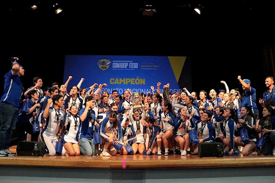 Cheer Borregos campus Monterrey con el trofeo de campeones en CONADEIP 2023