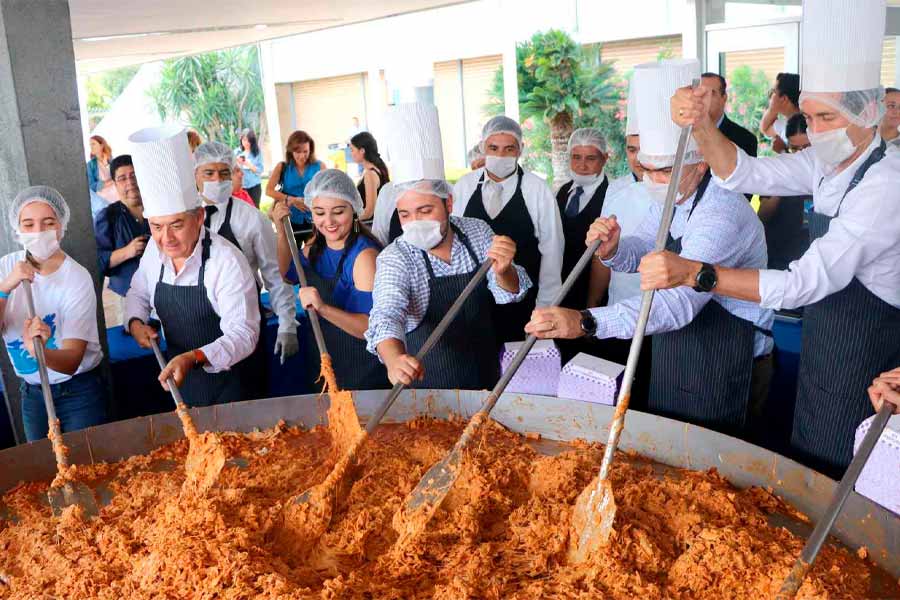 Ceremonia de aniversario del Tec, en donde se comparten chilaquiles