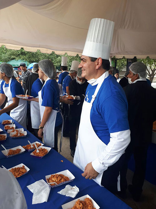 David Garza, rector nacional del Tecnológico de Monterrey reparte chilaquiles a los estudiantes del campus Monterrey, en este aniversario 74.