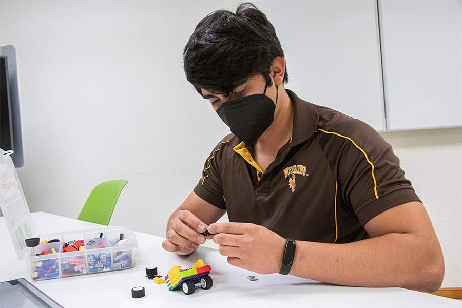 Christian Barush armando un triciclo con legos