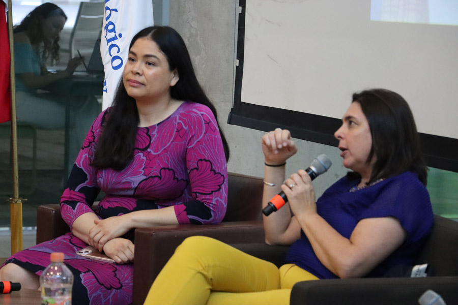 Cintia y Deisy durante el conversatorio.