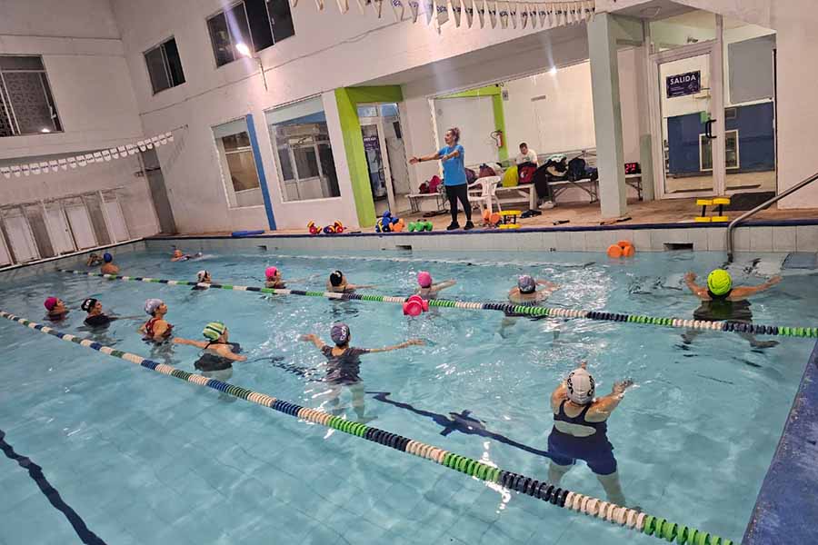 Patricia Garza en clase de aquafitness.