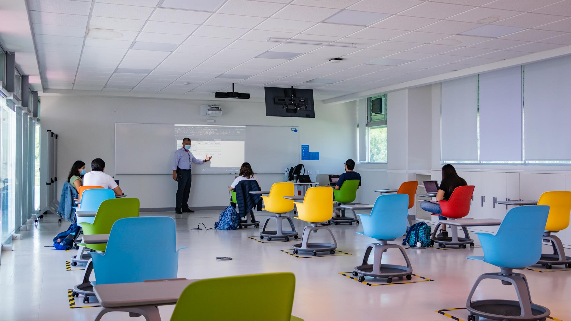 Alumnos de profesional tomando clase híbrida