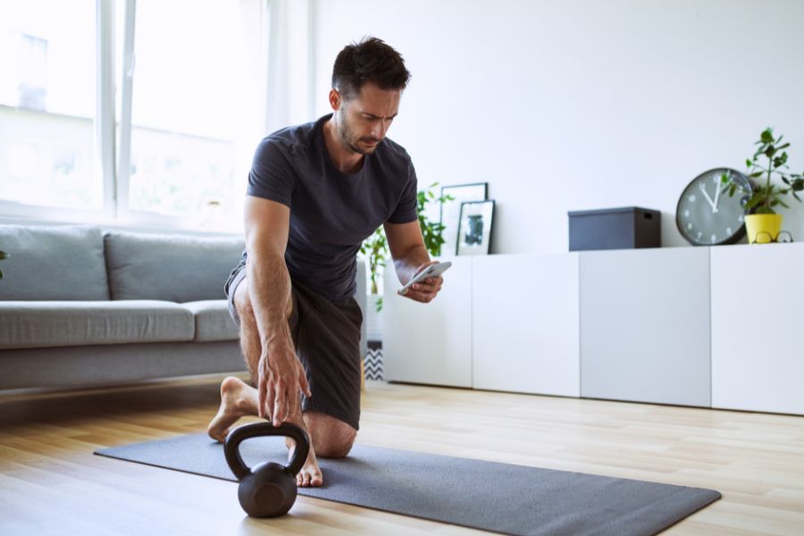 Hombre en casa realizando rutina de ejercicios
