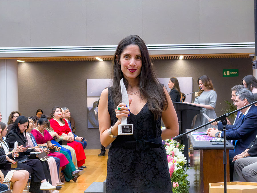Claudia Medellín posando con su reconocimiento