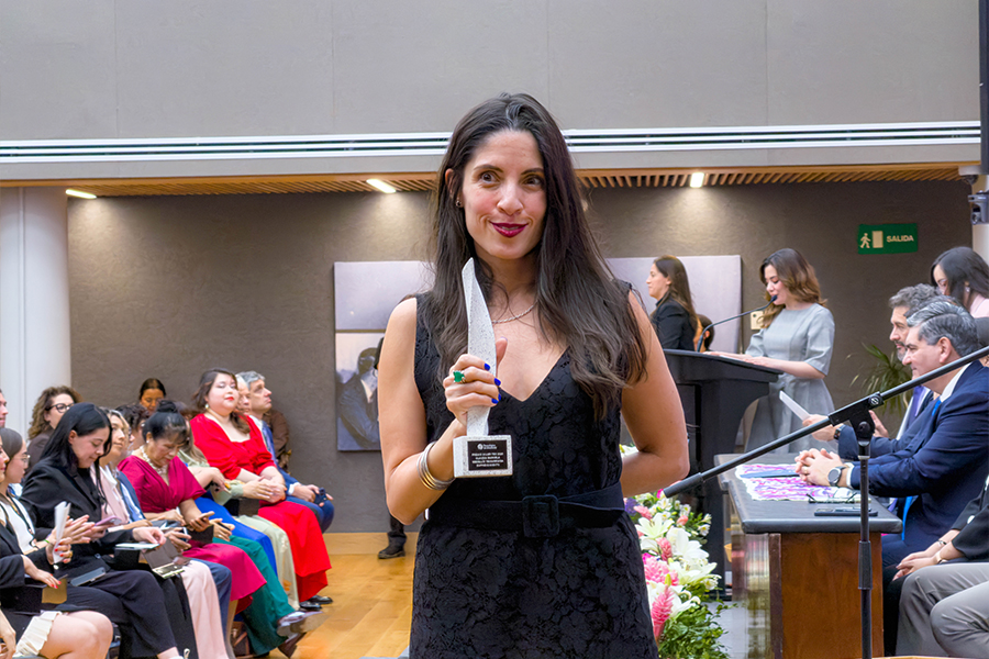 Claudia Medell&iacute;n Ybinarriaga, egresada del Tec CCM y cofundadora de la agencia Audacia, con su Premio Mujer Tec.